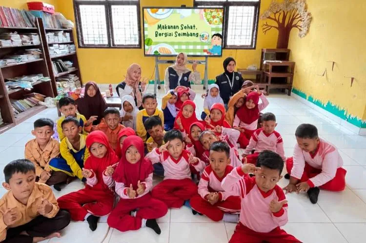 Mahasiswa KUKERTA Berdampak UNRI Gelar Edukasi Gizi Seimbang dan Olah Nugget Ikan di SDN 016 Kayu Aro