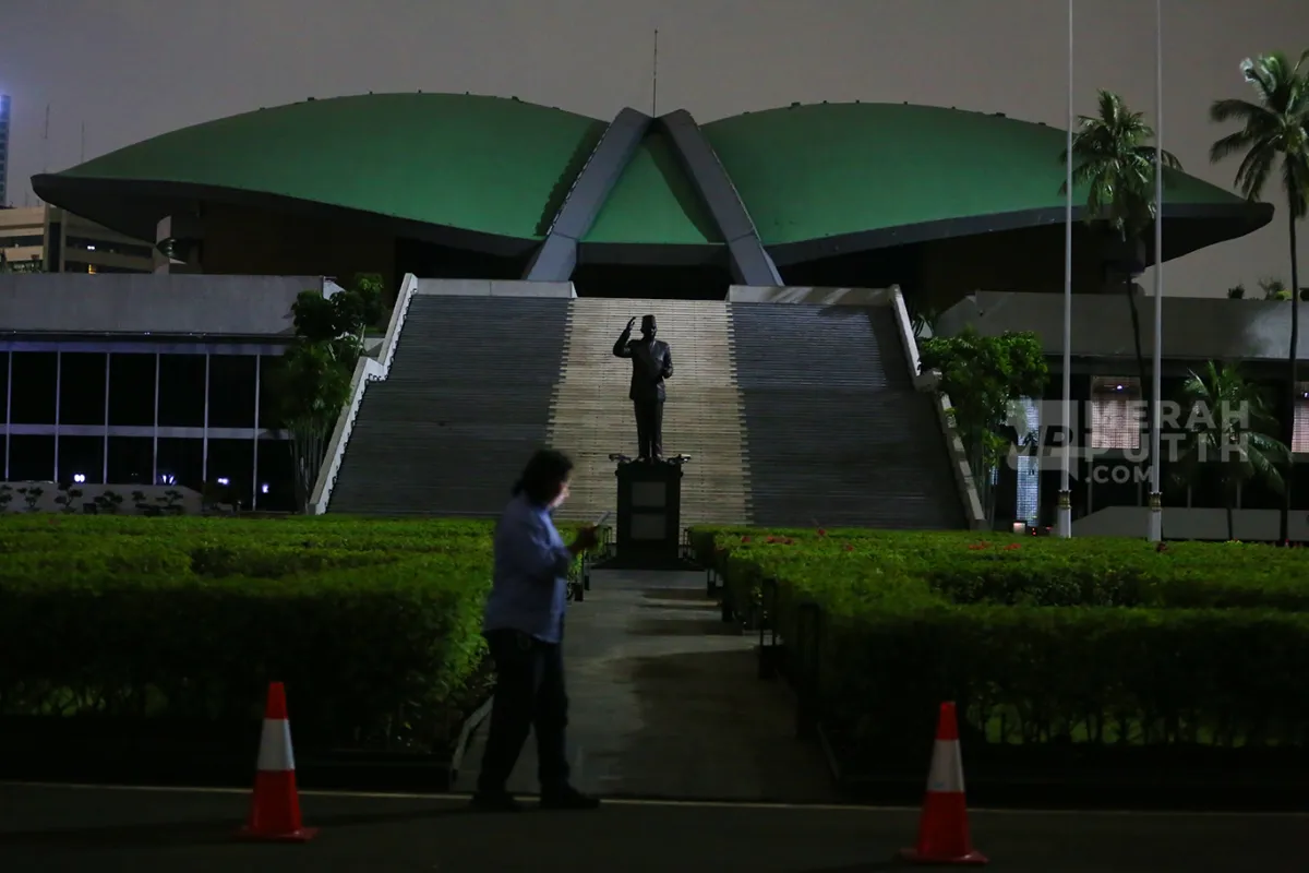 DPR Terapkan Efisiensi Energi, Penerangan Gedung Dipadamkan Mulai Pukul 18.00 WIB