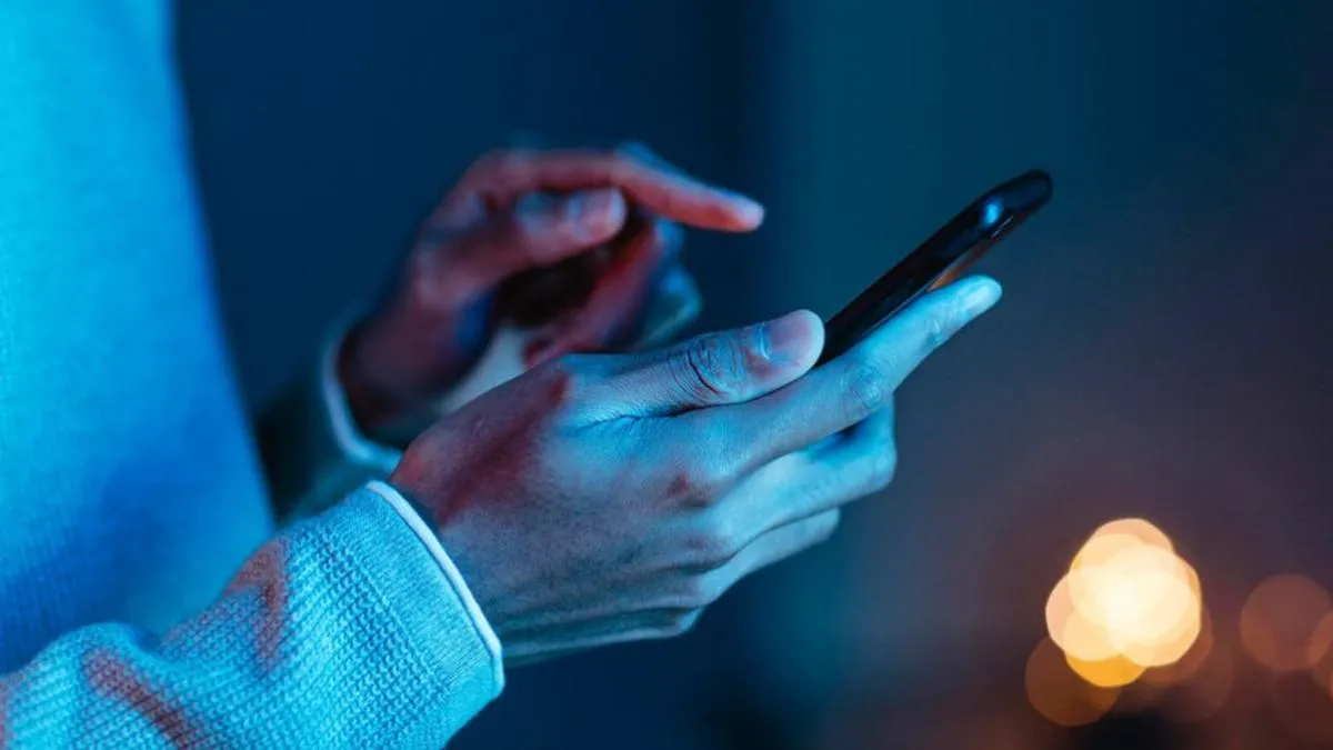 Lima Tanda Pria Menyukai Seseorang Lewat Chat, dari Respons Cepat hingga Perhatian pada Detail