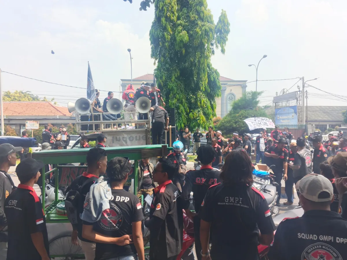 Ratusan Massa GMPI Demo DPRD Karawang, Tuntut Transparansi Fungsi Pengawasan dan Bahas Kebijakan RSUD
