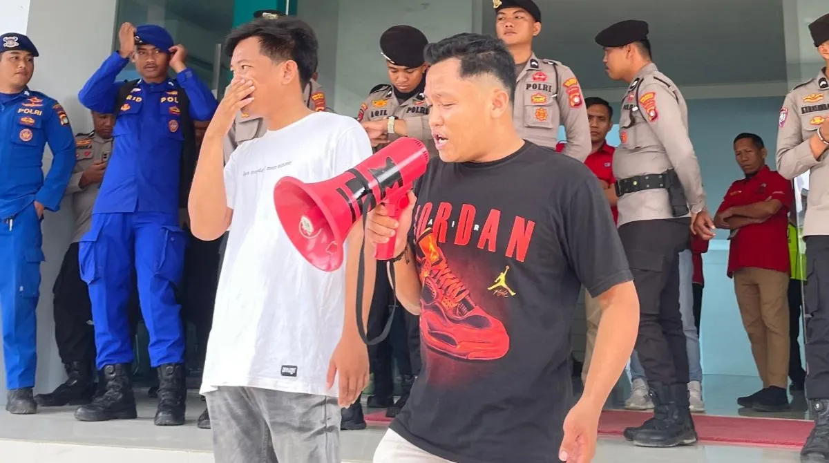 Aliansi Mahasiswa dan Warga Demo di Kantor PLN Mamuju, Tuntut Transparansi Program BPBL