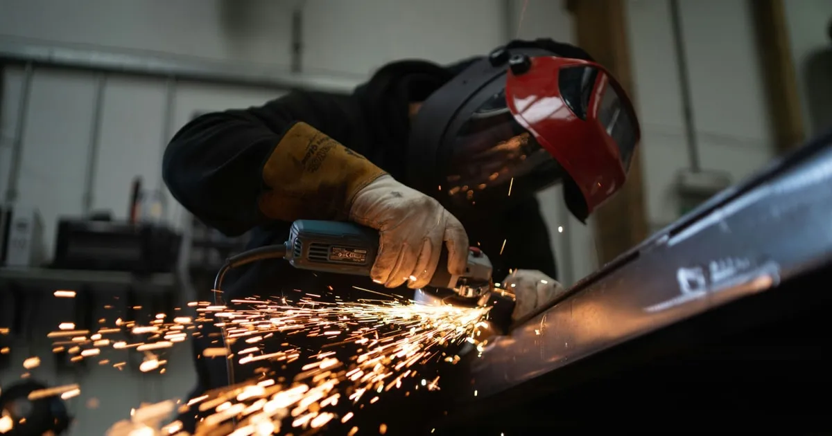 Manufaktur Asia Melambat, Konflik Timur Tengah Tekan Rantai Pasokan dan Biaya