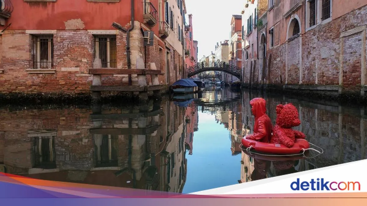 Patung Merah Mengapung di Venesia: Ketika Seni Tanpa Izin Menjadi Cermin Zaman