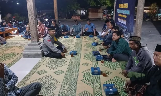 Bhabinkamtibmas Sitimulyo Hadiri Sosialisasi Lowongan Dukuh di Pager Gunung II, Tekankan Transparansi