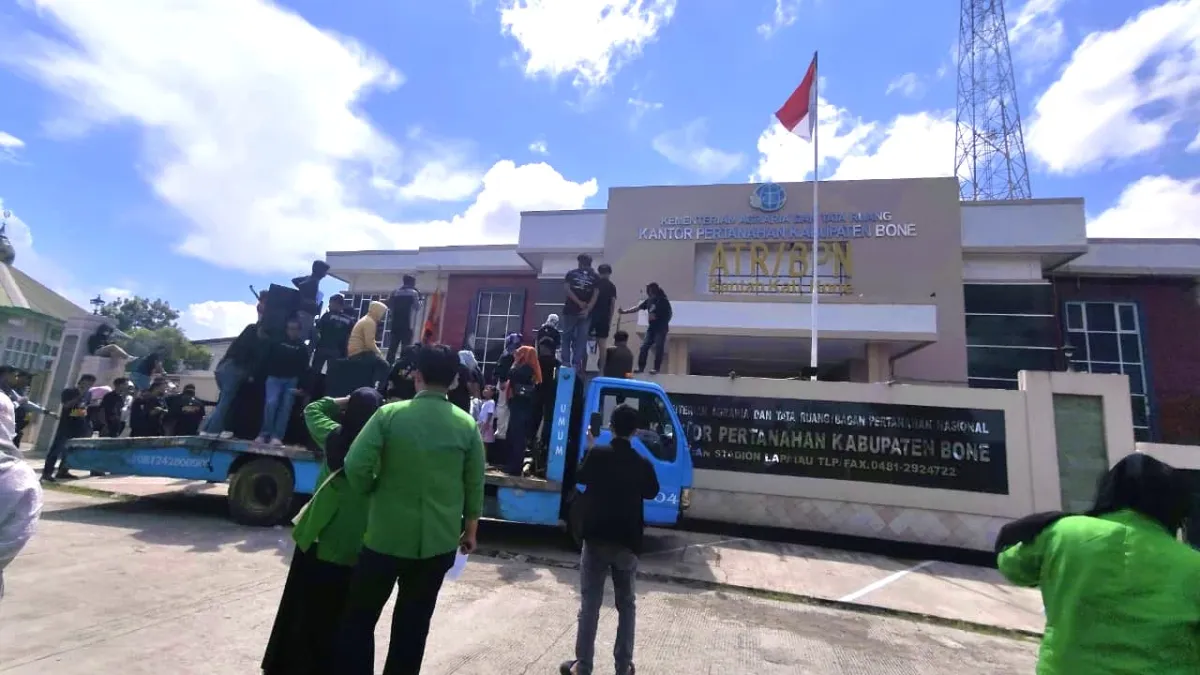 Massa Laskar Arung Palakka Demo BPN Bone, Soroti Transparansi dan Dugaan Mafia Tanah