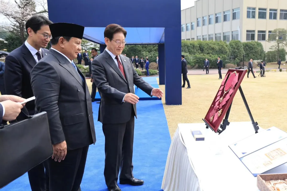 Prabowo Terima Grand Order of Mugunghwa dari Korea Selatan dalam Seremoni di Istana Kepresidenan