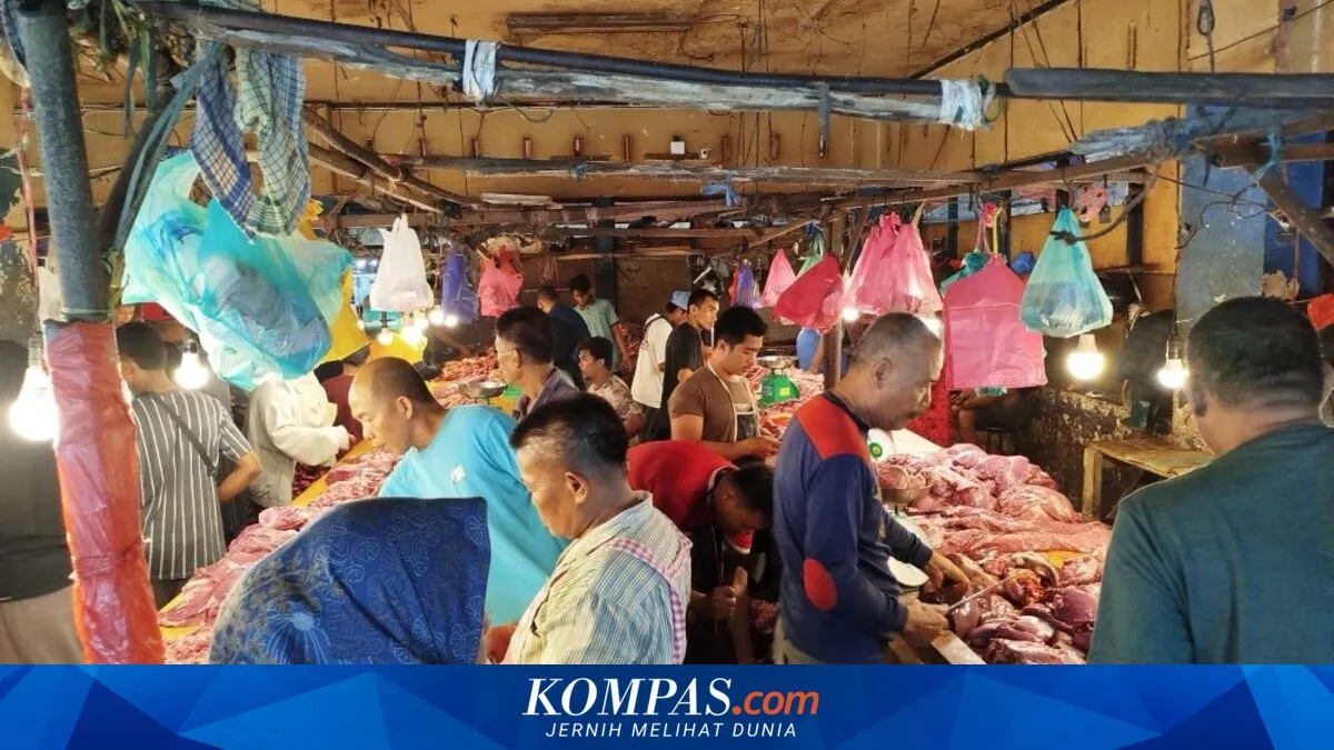 Jelang Lebaran, Pasar di Kendari Mulai Ramai Diburu Warga untuk Daging dan Bumbu Dapur