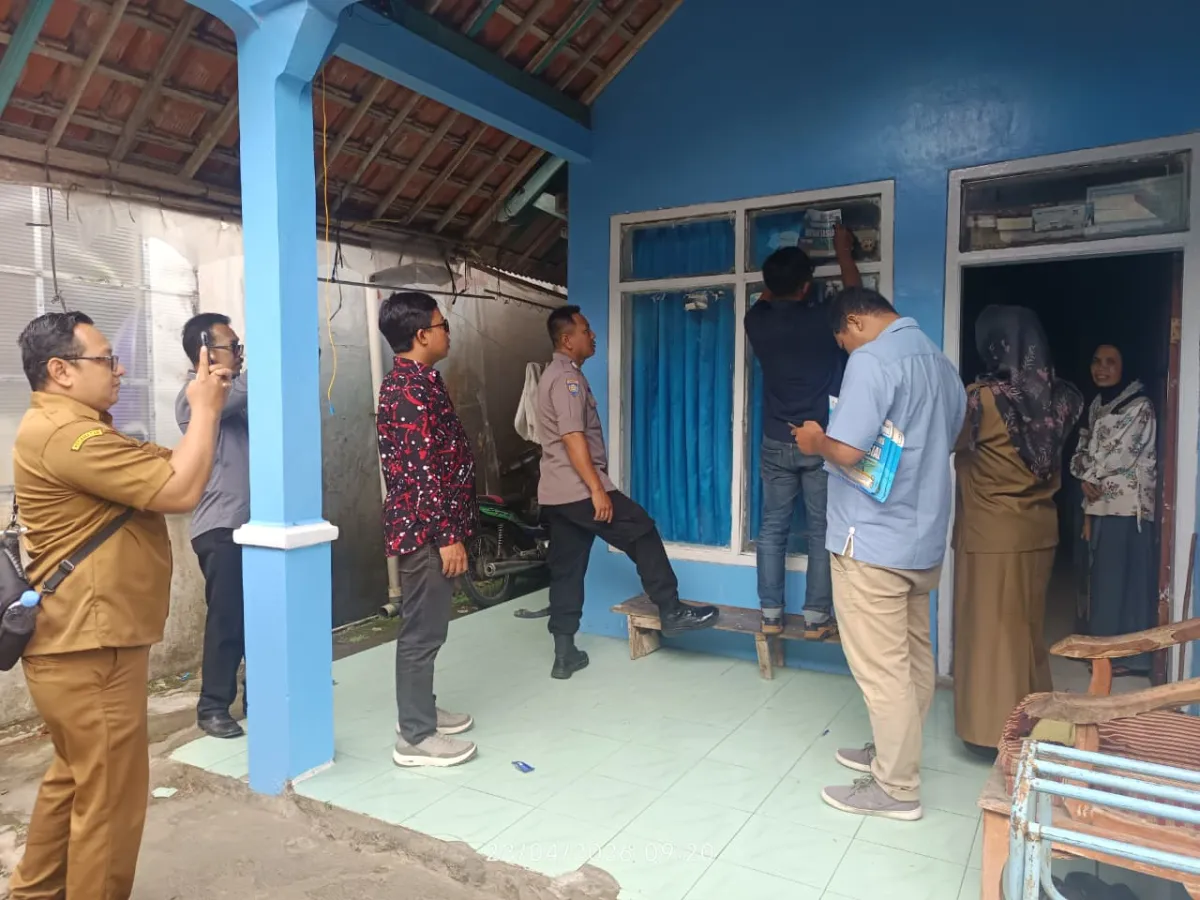 Polsek Maja Pasang Stiker Penerima Bansos di Desa Maja Selatan untuk Dukung Transparansi