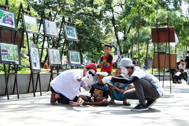Taman Sekartaji Semarak dengan Pantomim, Musik, dan Pameran Karya Komunitas Kediri Raya