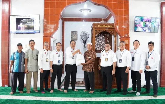 Pegadaian Salurkan 50 Paket Sembako di Pekanbaru pada Peringatan HUT ke-125