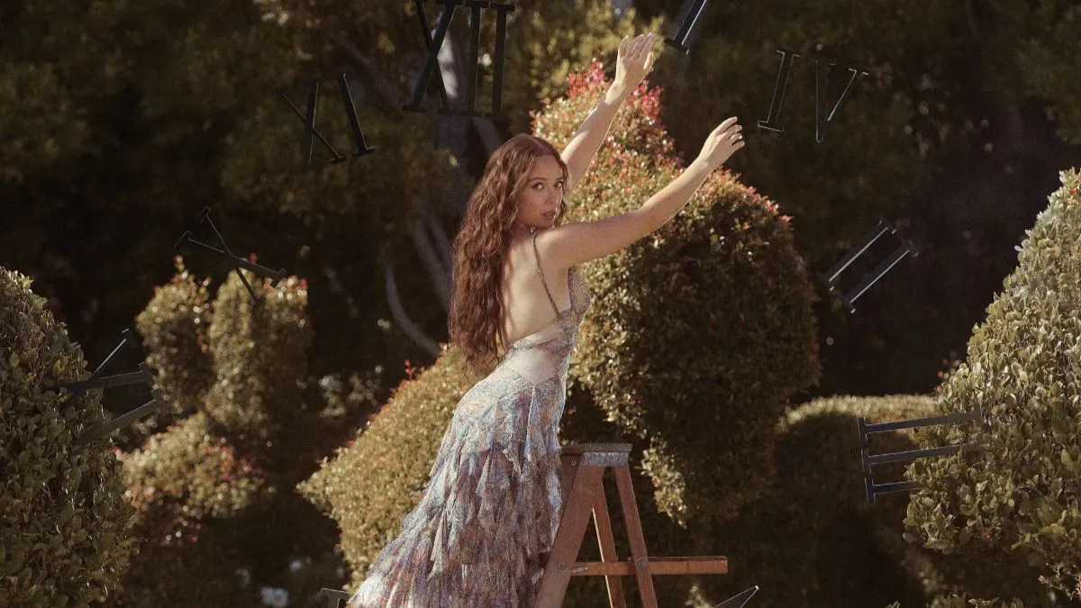 Laufey Rilis Video Musik ‘Madwoman’ Garapan Warren Fu, Angkat Gagasan “Wasian Super Assembly”