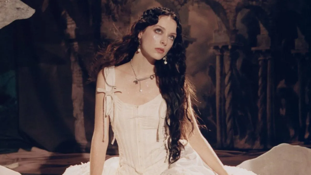 Holly Humberstone Rilis Album Kedua “Cruel World” dan Video Musik ‘Beauty Pageant’