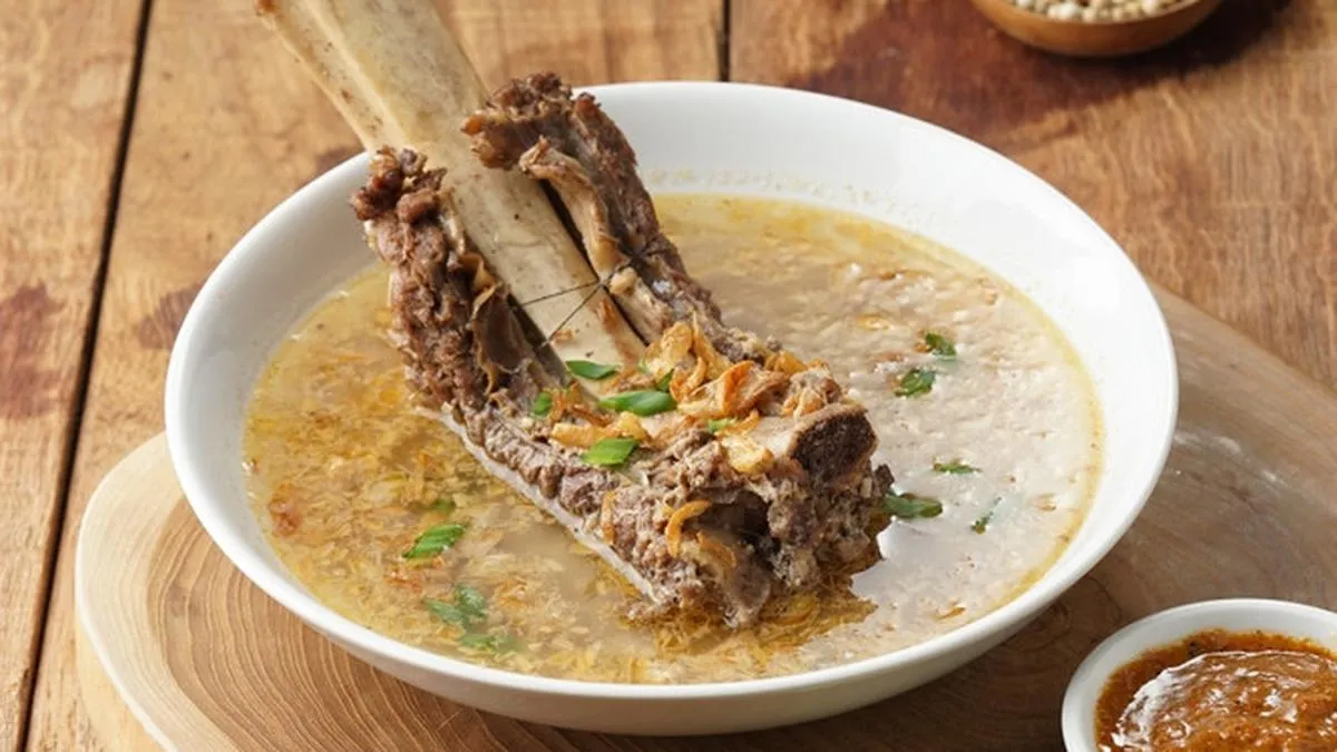 Trik Sendok dan Es Batu untuk Mengurangi Lemak pada Masakan Daging Berkuah