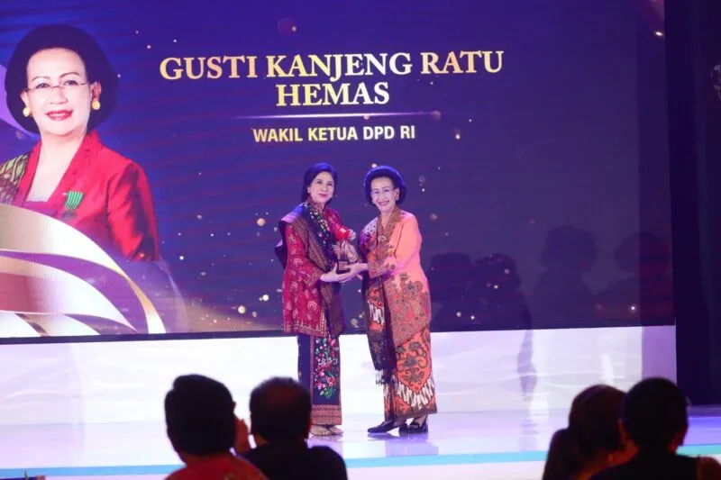 GKR Hemas Terima CNN Indonesia Leading Women Awards 2026