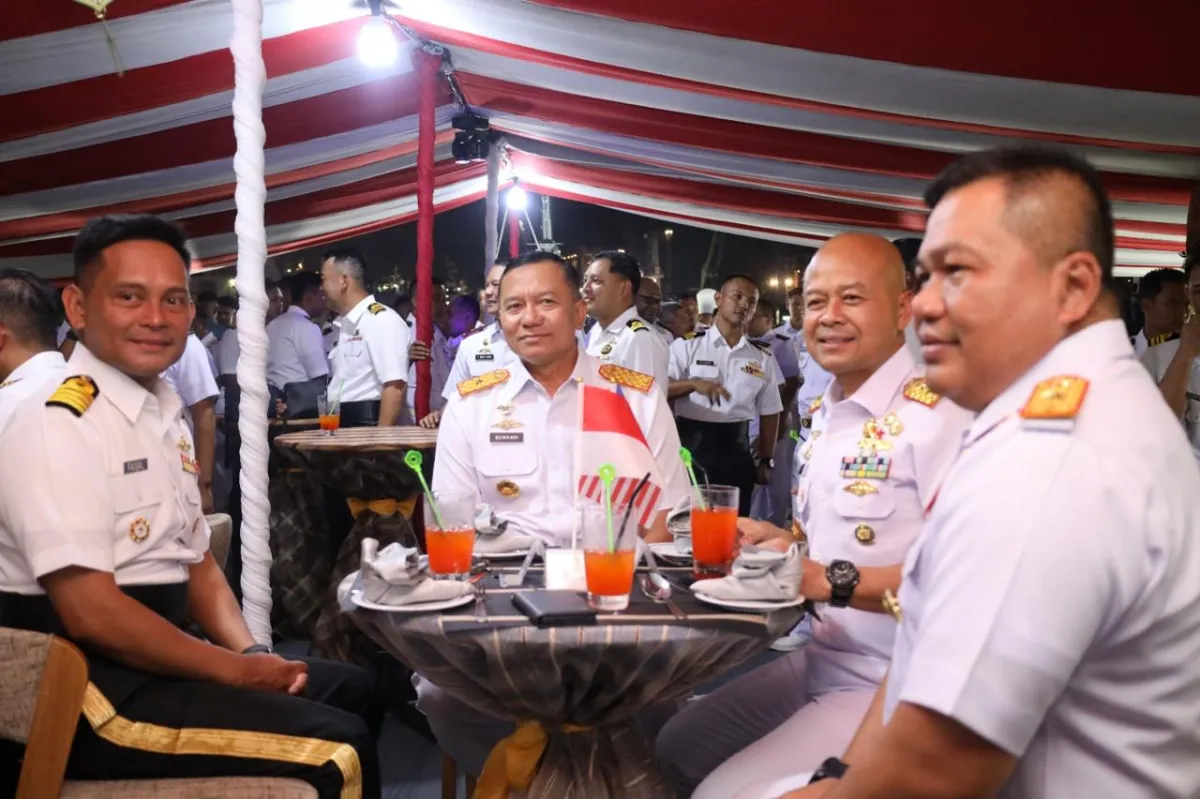 Kodaeral V Hadiri Deck Reception TLDM di KD Kelantan-175 di Surabaya