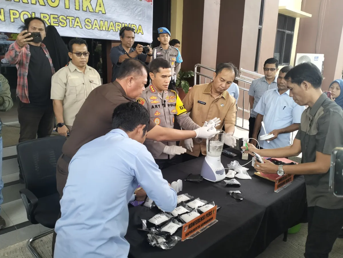 Polisi Musnahkan 1,7 Kg Sabu di Samarinda, Tiga Tersangka Diamankan
