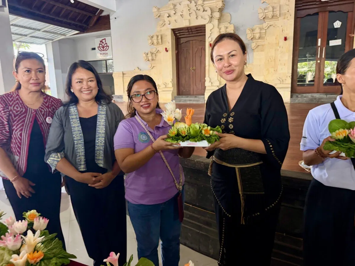 50 Ibu Rumah Tangga di Kedonganan Ikuti Pelatihan Garnish dan Fruit Carving untuk Dukung Wisata Kuliner