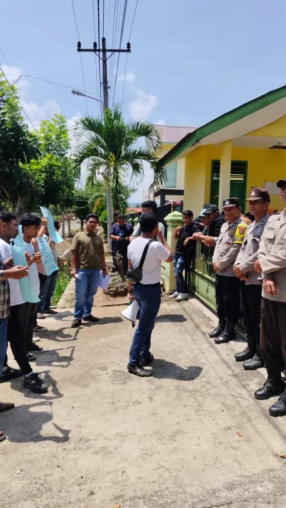 Mahasiswa Gelar Aksi di Dinas Kesehatan Padangsidimpuan, Tuntut Transparansi Anggaran dan Audit Independen