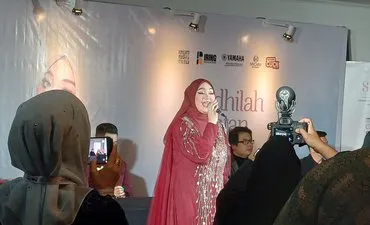 Fadhilah Intan Angkat Kisah Keluarga dan Refleksi Diri dalam Konser “Seraya 2.0” di Surabaya