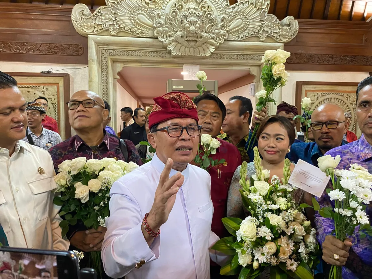 Warga Serangan dan Jimbaran Serahkan Mawar Putih sebagai Dukungan untuk Pansus TRAP DPRD Bali