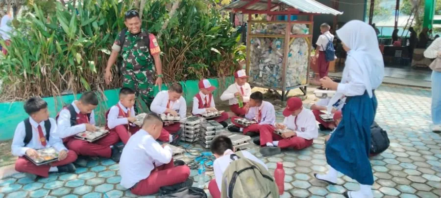 Babinsa Pamak Sosialisasikan Program MBG dan Tanamkan Disiplin pada Siswa Baru di SMPN 2 Binaan Tebing