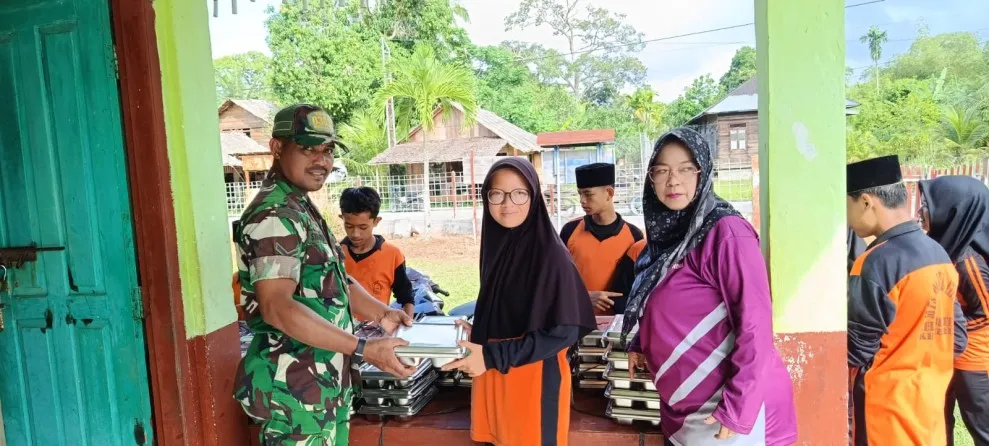 Babinsa Dampingi SPPG Merbau Salurkan Ribuan Porsi Makan Bergizi untuk Peserta Didik