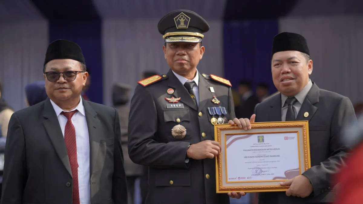 Rektor UIN Bandung Terima Penghargaan Pengayoman ke-80 dari Kemenkum Jabar atas Pengelolaan JDIH