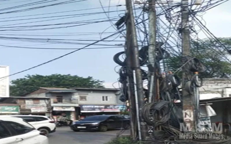 Kabel Internet Menjuntai di Simpang Lima Semper Jakarta Utara Dikeluhkan Warga, Dinilai Membahayakan