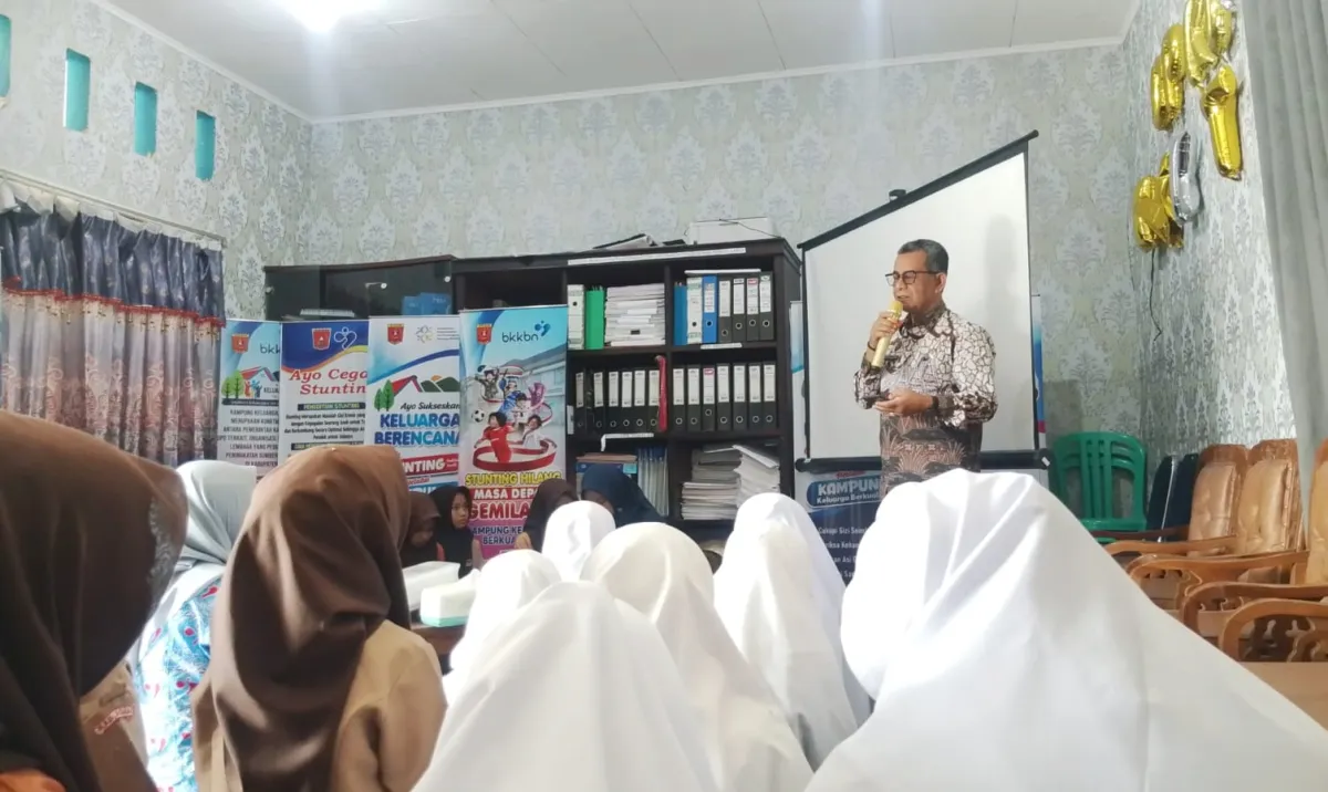 10 Anggota PIK-R MTsN 3 Agam Ikuti Pelatihan Kesehatan Reproduksi dan Gizi Remaja