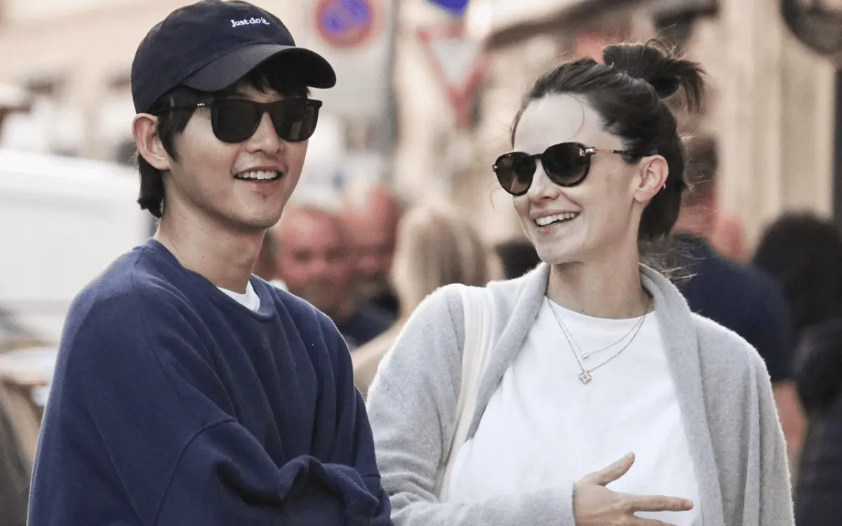 Song Joong Ki dan Katy Louise Saunders Jadi Narator Konser Gaon Soloists untuk Peringati Hari Penyandang Disabilitas