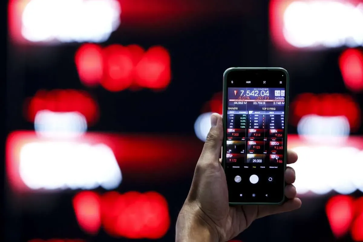 IHSG Turun 1,61% ke 7.022, Asing Catat Beli Bersih Rp 1,02 Triliun