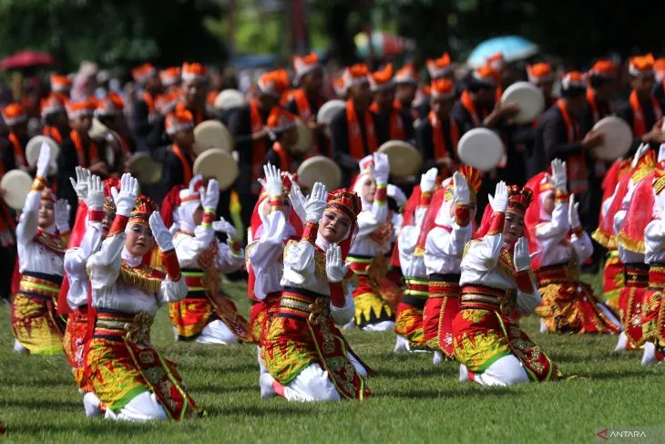1.060 Pelajar Tampilkan Kuntulan Ewon pada Peringatan Hardiknas 2026 di Banyuwangi