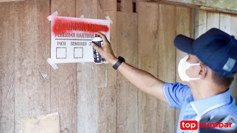 Pemkab Solok Mulai Labelisasi Rumah Penerima Bansos di Nagari Koto Baru untuk Perkuat Transparansi