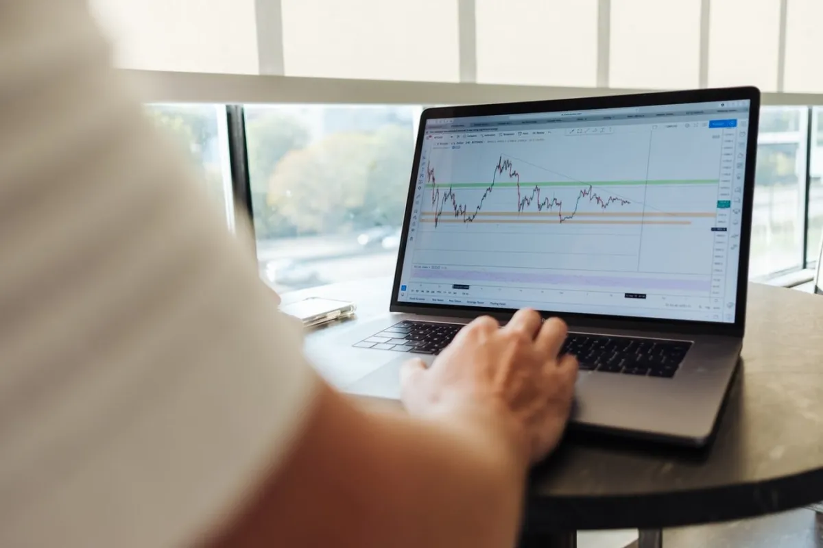 IHSG Melemah Tipis ke 7.437,8 pada Sesi I, Sejumlah Saham Lapis Kedua Melonjak