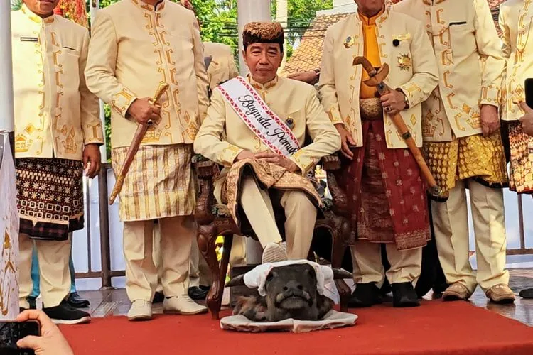 Gelar Adat untuk Jokowi di Lampung: Simbol Penghormatan, Tafsir Publik, dan Pertanyaan tentang Relasi Negara dengan Tradisi