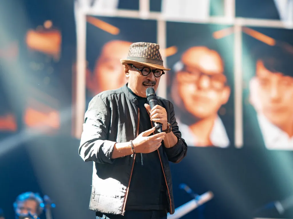 Erros Djarot Hidupkan Nostalgia Lewat Konser “Badai Pasti Berlalu”, Beri Catatan Aransemen yang Terlalu “Sopan”
