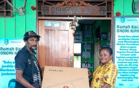 Gubernur Papua Salurkan Bantuan Internet Starlink untuk Rumah Baca Kampung Yoboi