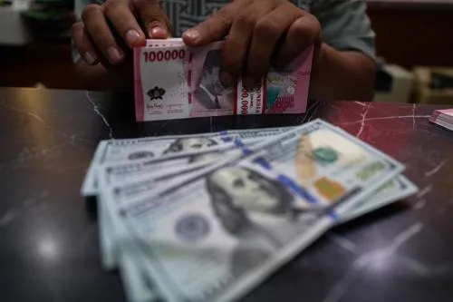 Rupiah Diproyeksikan Melemah hingga Rp17.100 di Tengah Penguatan Dolar AS dan Kenaikan Harga Energi