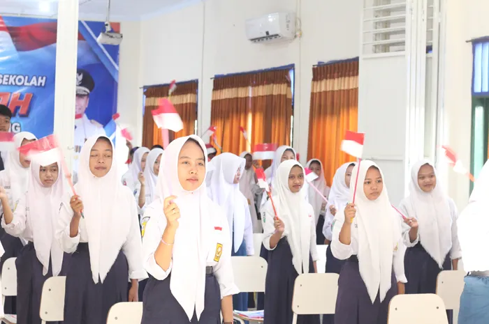 MPLS SMKN Kabuh Jombang Diisi Penampilan Poster Pencegahan Isu Sosial
