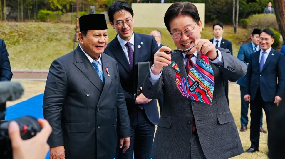 Kunjungan Kenegaraan Prabowo ke Korea Diwarnai Pemberian Keris, Guci Keramik, hingga Baju Anjing untuk Presiden Lee