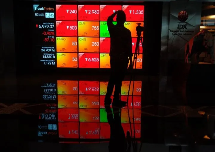 IHSG Ditutup Turun 4,57% ke 7.577, Seluruh Sektor Melemah