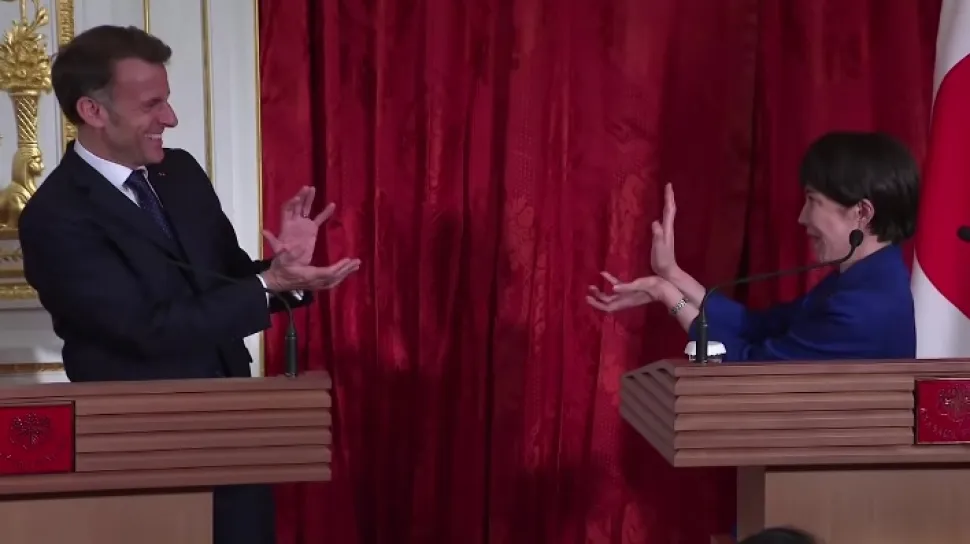 Macron dan PM Jepang Sanae Takaichi Tiru Pose Kamehameha Dragon Ball di Hadapan Media