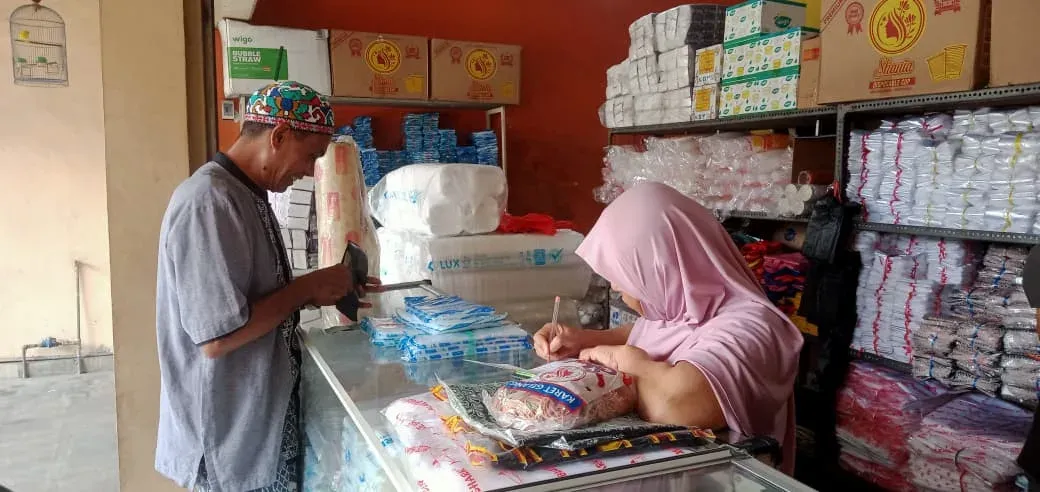 Harga Plastik Grosir di Malang Melonjak hingga 100 Persen, Pedagang Keluhkan Dampak Kenaikan Bahan Baku