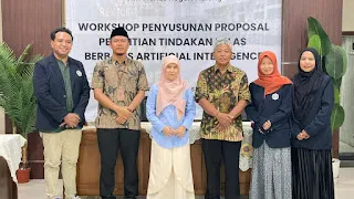 Mahasiswa S3 Pendidikan Matematika UM Dampingi Guru MTs Almaarif Singosari Susun Proposal PTK Berbasis AI