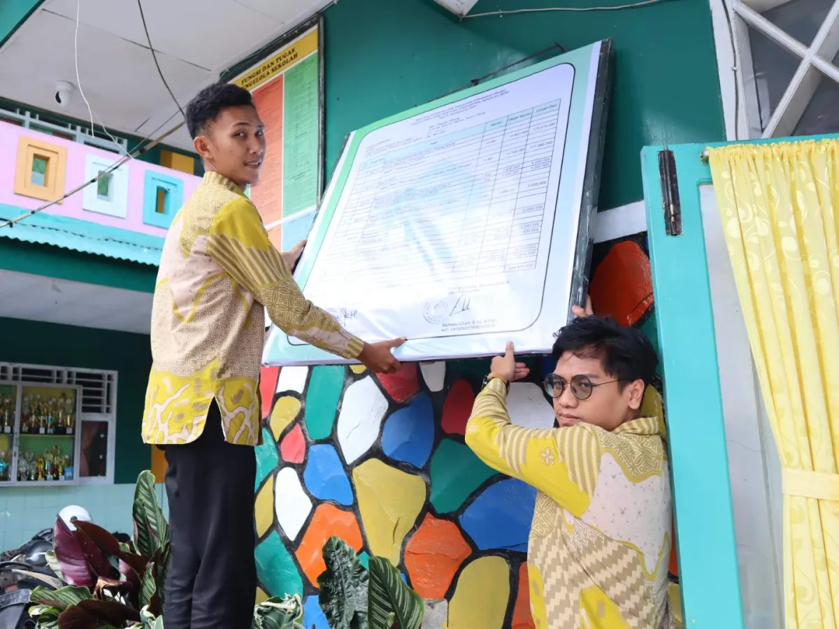 MIN 1 Rejang Lebong Pasang Papan Informasi BOS untuk Perkuat Transparansi Keuangan