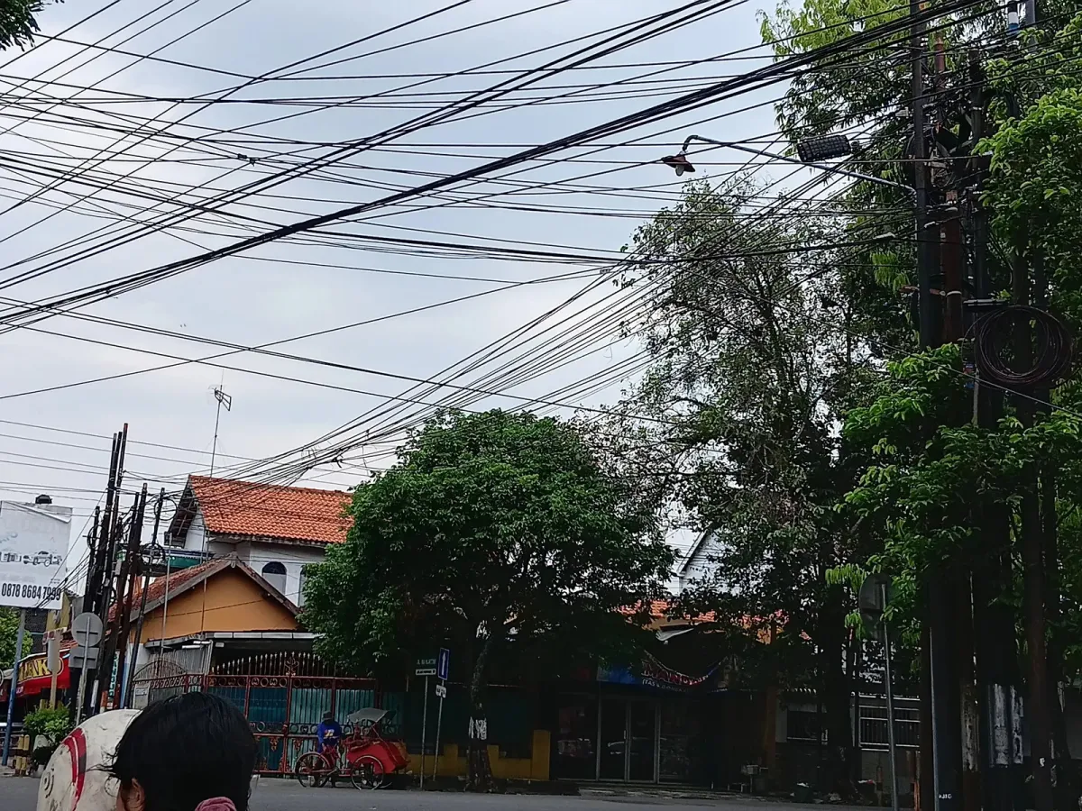 DPRD Sragen Siapkan Perda untuk Tertibkan Ribuan Tiang dan Kabel Internet yang Dinilai Semrawut