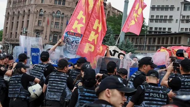 KTT NATO Memanas di Turki: Penahanan Demonstran, Panggung Politik Dalam Negeri, dan Cermin Kerapuhan Ruang Sipil