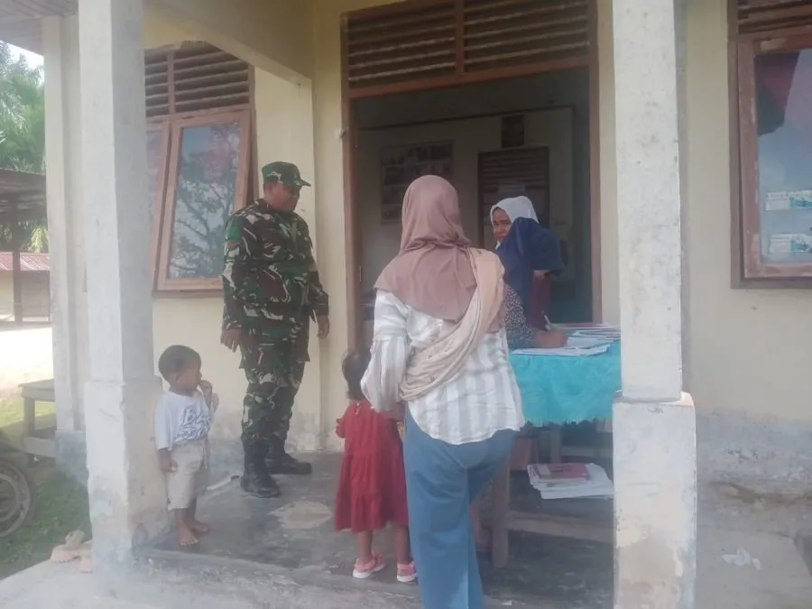 Babinsa Koramil 01/Siak dan Bidan Desa Cek Anak Terindikasi Stunting di Kampung Merempan Hilir