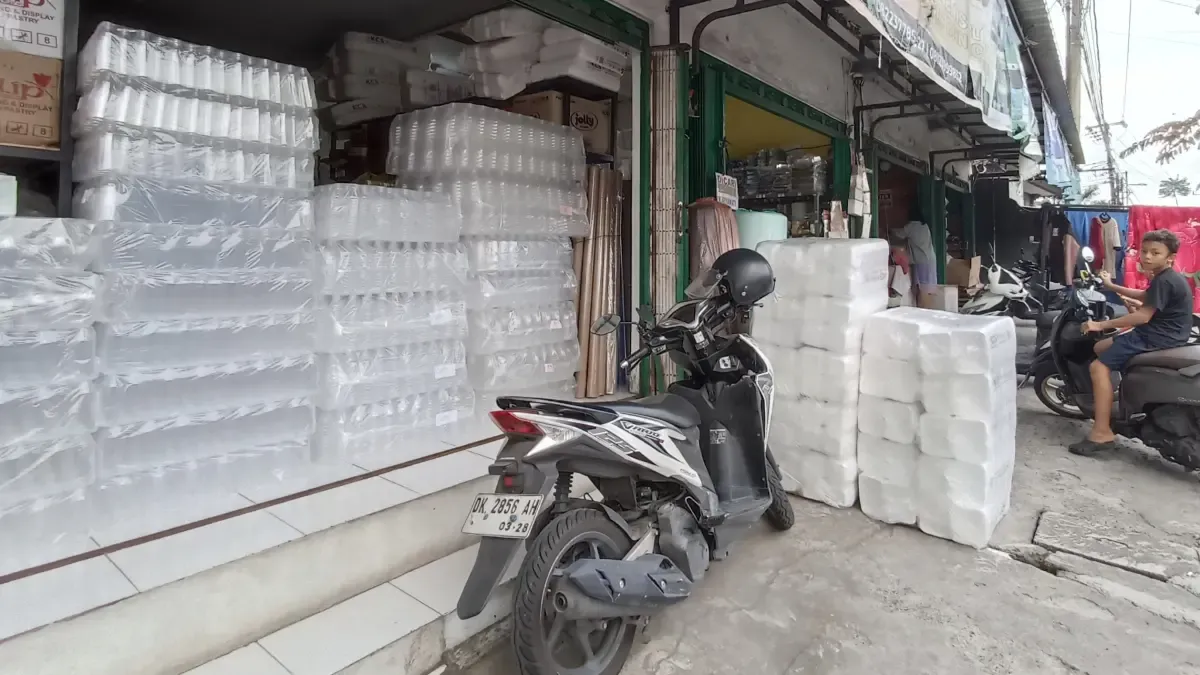Harga Bahan Baku Plastik di Bali Naik hingga 50 Persen, Pedagang Sesuaikan Harga Jual