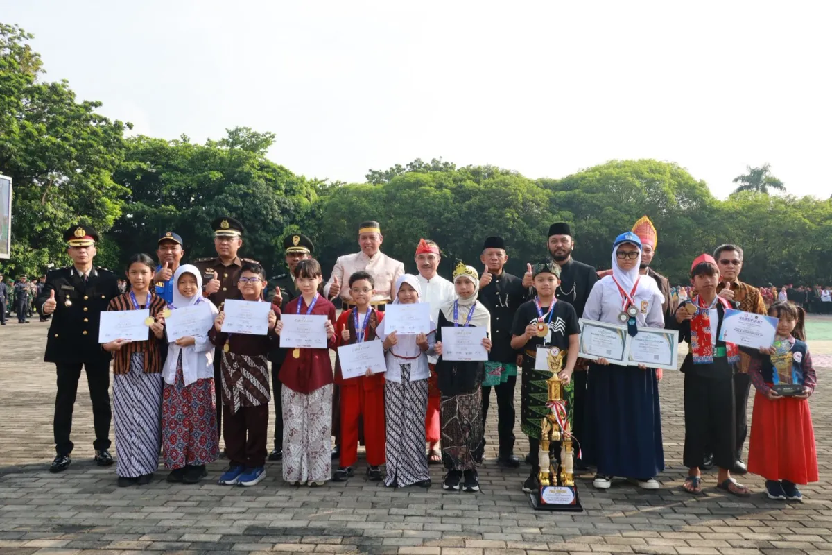 Tri Adhianto Teken Komitmen Transparansi SPMB Didampingi Kejari Bekasi pada Hardiknas